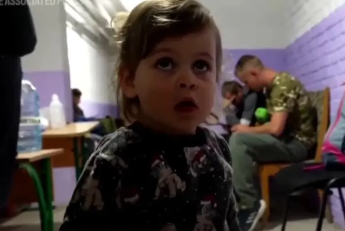 Сильно гупало: 2-річна Соломія розповіла західним медіа про нічні обстріли Києва (відео)