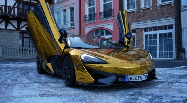 В Україні продають золотий McLaren: фото авто і його ціна