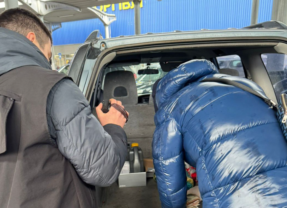 За 10 тисяч доларів: двійко львів’ян організували ухилянтам виїзд за кордон