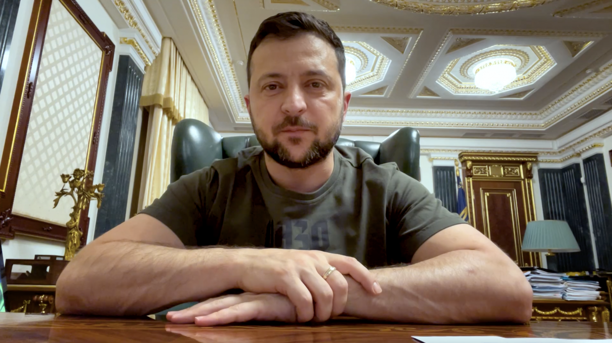 «Нас не зламати». Зеленський розповів про розмову з Джонсоном і прапор на Зміїному