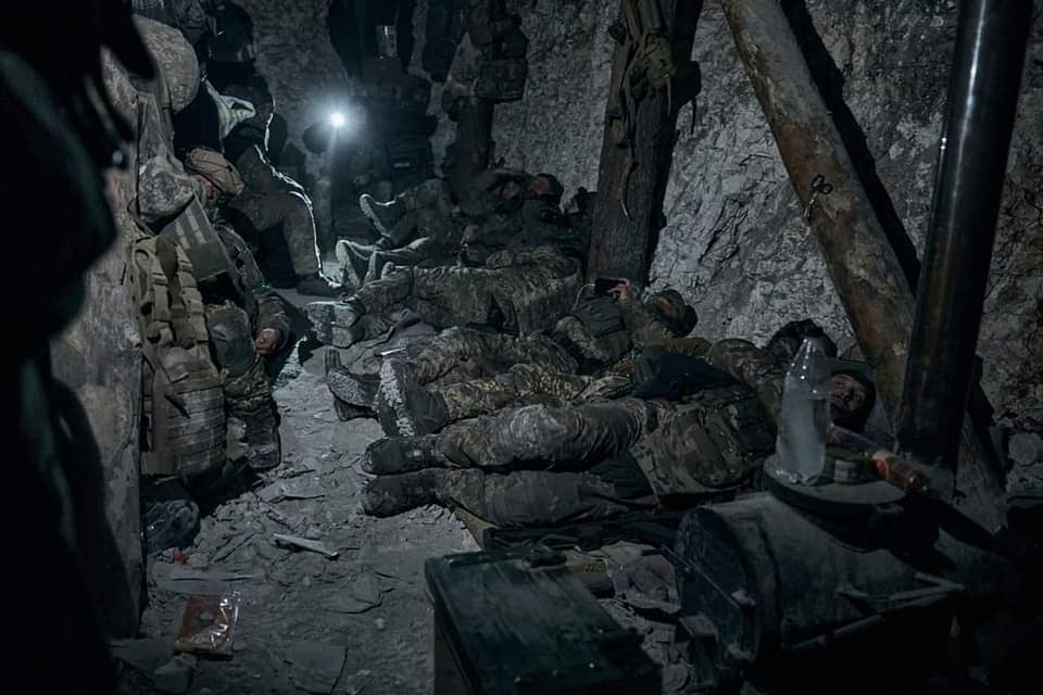 Ворог тисне на п'ятьох напрямках, активно залучає авіацію, - Генштаб