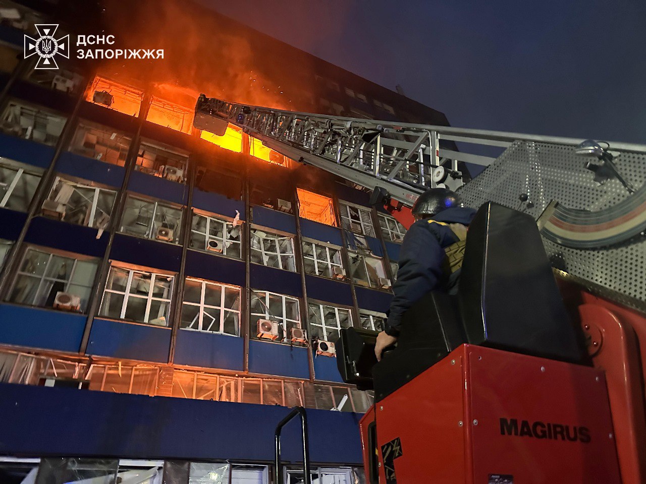 Зросла кількість постраждалих через удар Росії по Запоріжжю: нові фото з місця вибуху