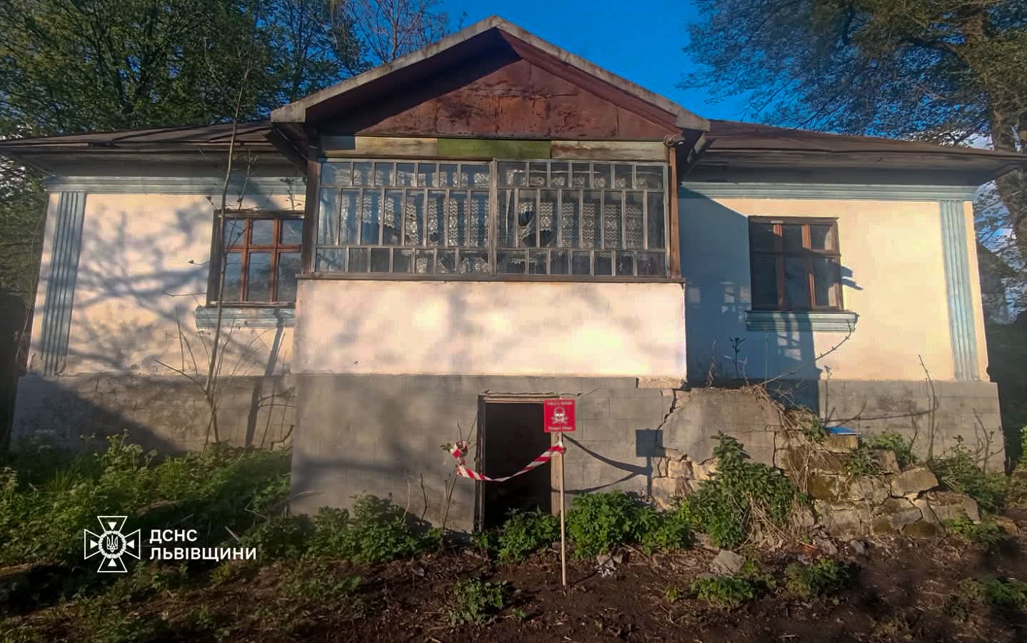 На Львівщині знайшли міну: фото з місця