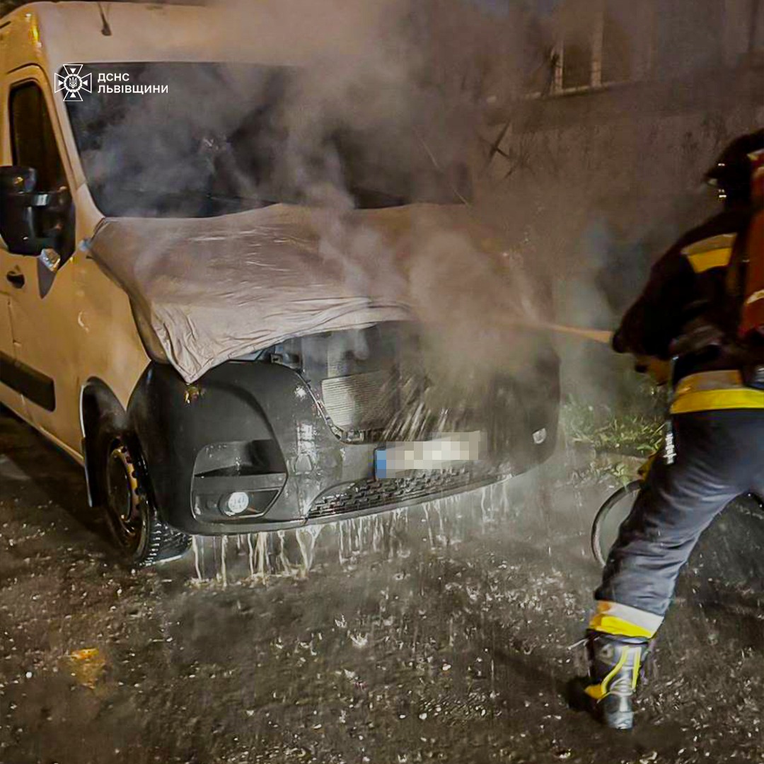 У Львові біля багатоповерхівки загорівся автомобіль