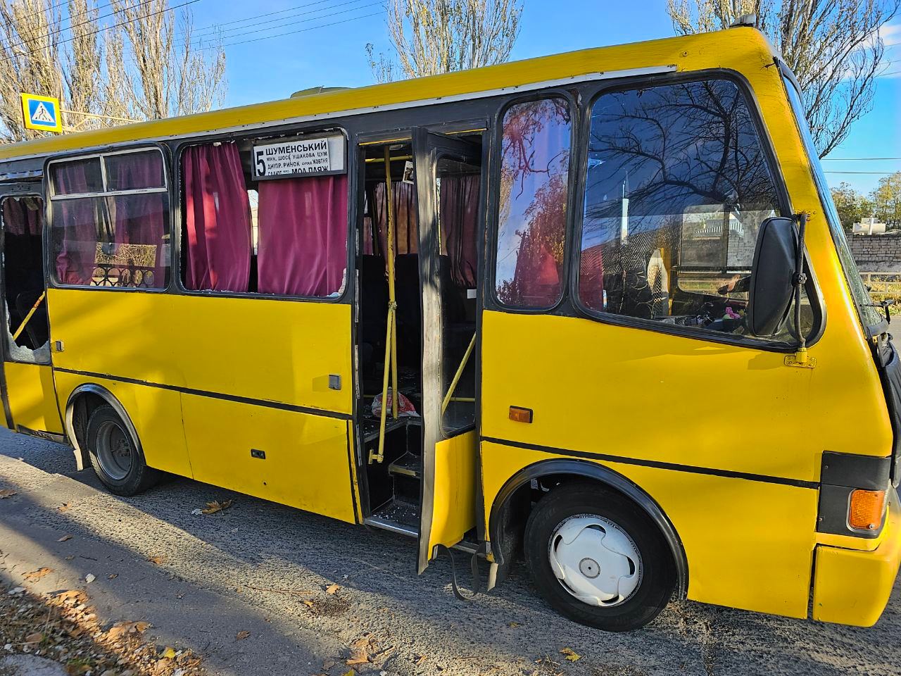 Ворог обстріляв маршрутку в Херсоні та цвинтар у передмісті