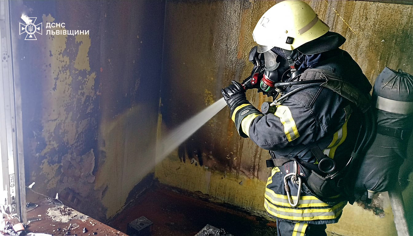 Пожежа на Самбірщині: з палаючого будинку рятували дівчину та дідуся