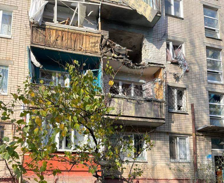 Росіяни обстріляли житловий квартал Херсона. Є загиблий і поранені