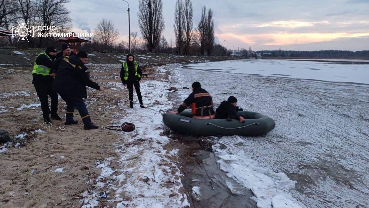 На Житомирщині рятувальники врятували чоловіка, який провалився під кригу