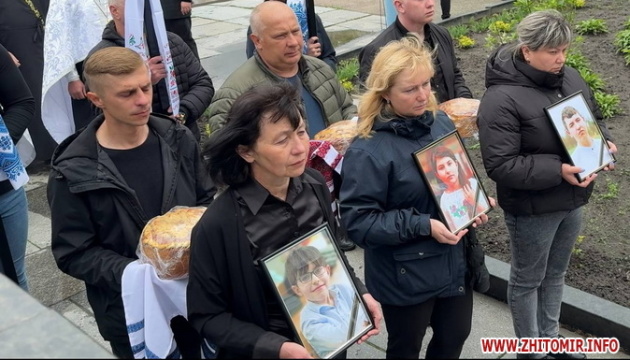 На Житомирщині прощаються з трьома дітьми, які загинули внаслідок російського ракетного удару (фото)