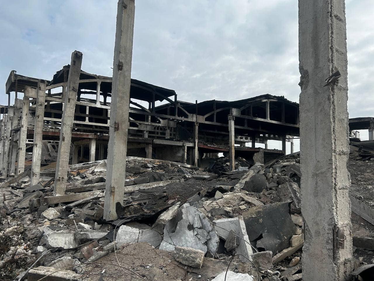 На Харківщині згоріли тонни зерна: росіяни прицільно вдарили по ангару