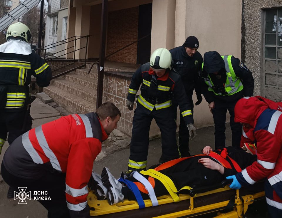 У Києві чоловік випав із балкона багатоповерхівки та дивом вижив