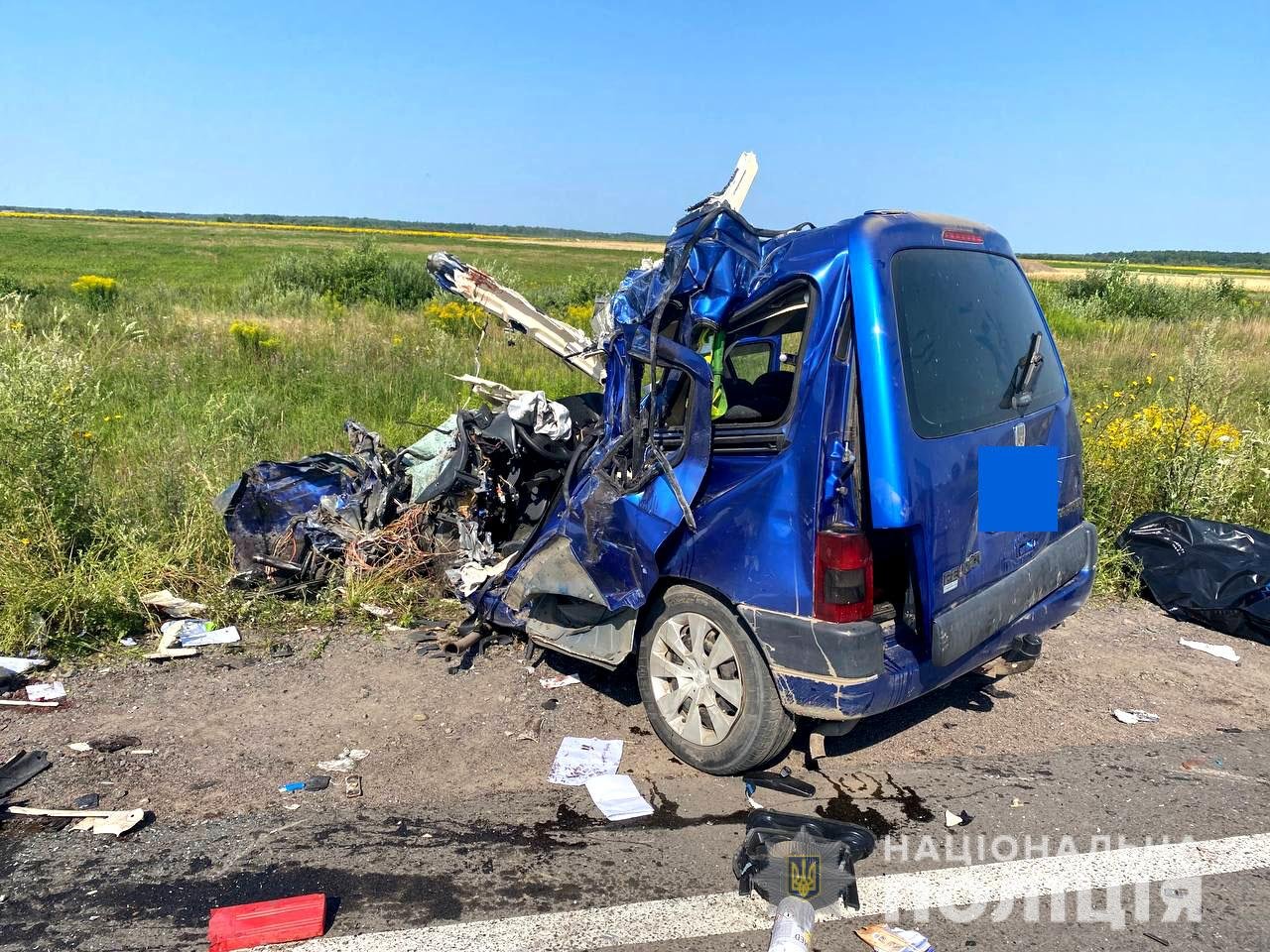 Трагічна ДТП біля Рівного: загинуло молоде подружжя, двотижневу та 3-річну доньок госпіталізували