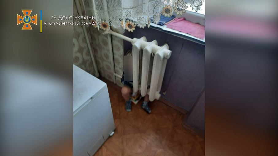 У Луцьку хлопчик застряг за гарячою батареєю опалення