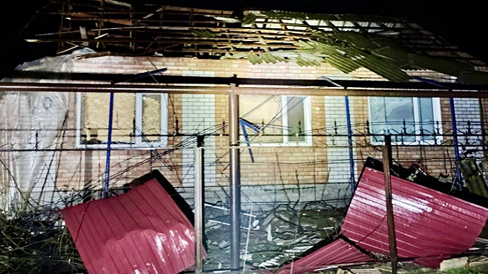 Окупанти випустили 40 снарядів по Дніпропетровщині. Пошкоджені будинки та електромережа