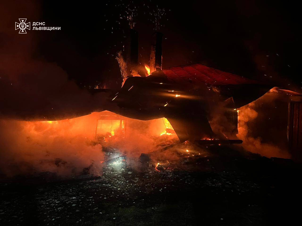 На Львівщині горіла господарська будівля (фото)