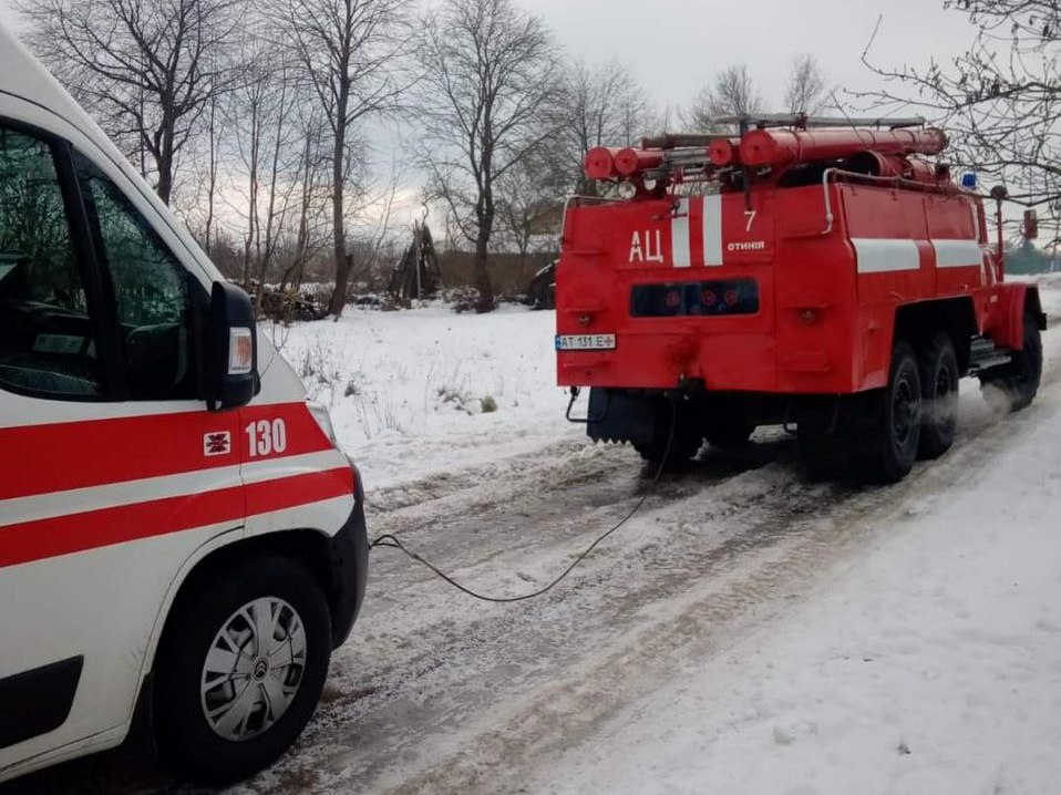 На Івано-Франківщині рятувальники витягли із заметів швидку, яка їхала на виклик