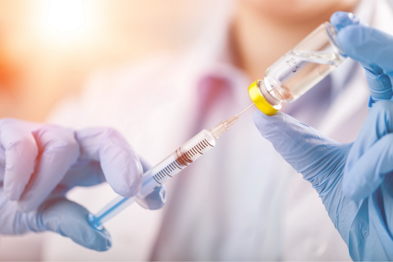 До COVID-вакцинації можуть зобов'язати працівників освіти й органів влади