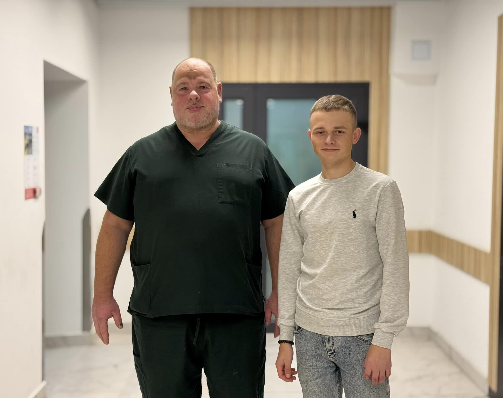 Львіські лікарі врятували юнаку руку після травмування бензопилою