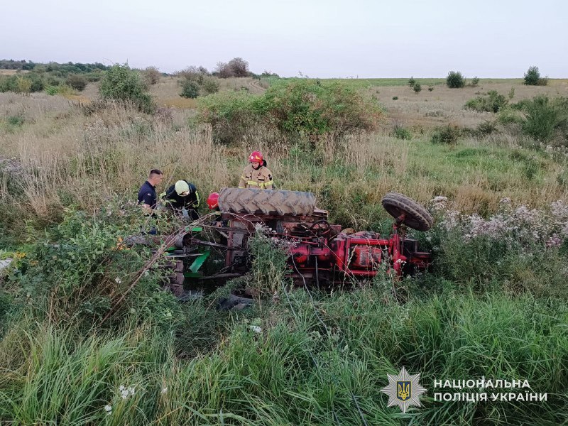 З’їхав у кювет і перекинувся: на Львівщині загинув тракторист
