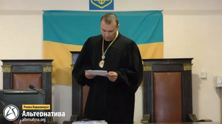Суддя, який раніше покусав поліцейських, очолив районний суд