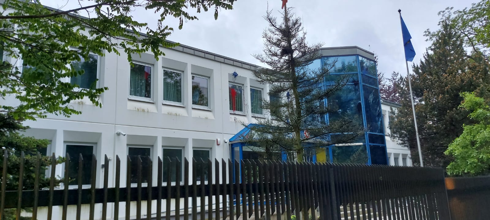 У Німеччині консульство Польщі закидали фарбою у кольорах російського прапора