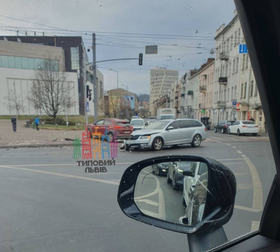 У центрі Львова сталася автотроща: перше фото