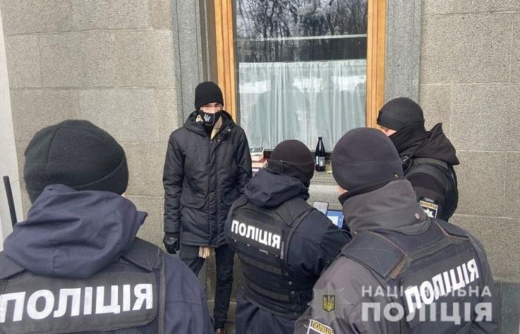 Львів’янин розбив вікно у будівлі Верховної Ради