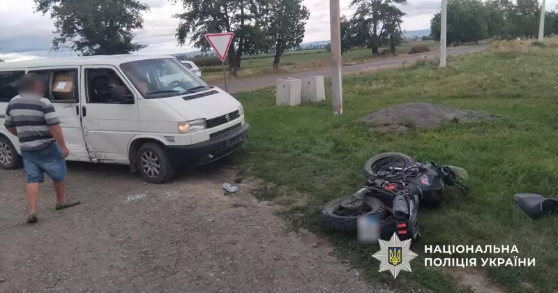 На Рівненщині мікроавтобус протаранив мотоцикліста (фото)