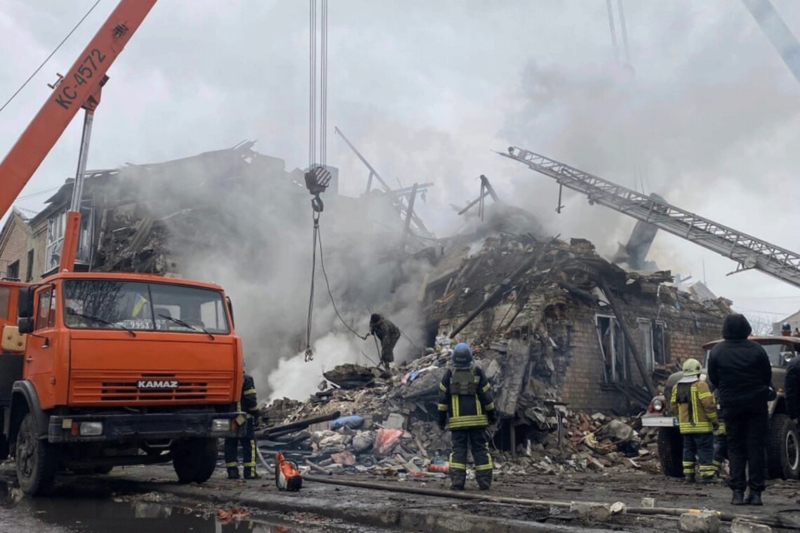 Ракетний удар по Новогродівці. З-під завалів будинку дістали тіло дитини