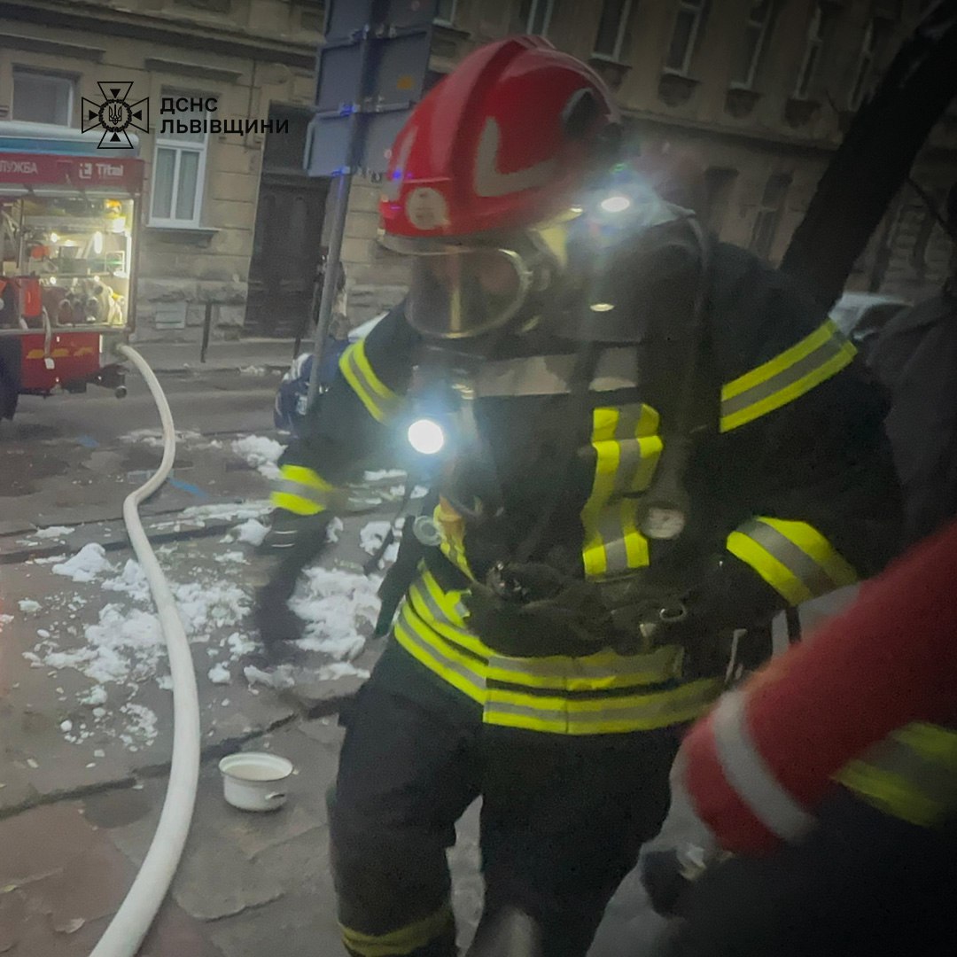 У Львові на вулиці Вагилевича горить квартира: в ДСНС повідомили деталі