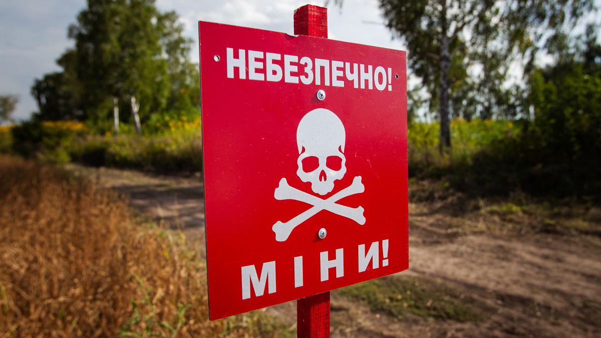 Жінок, ветеранів та людей з інвалідністю залучатимуть до розмінування територій - Міноборони