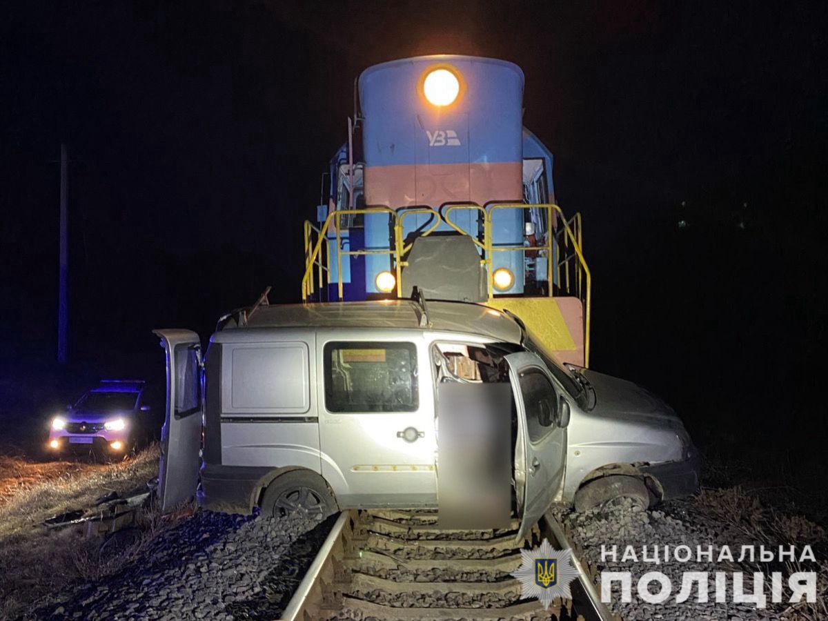 Смертельна ДТП на Вінниччині: потяг врізався у мінівен