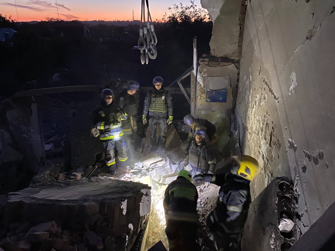 У Нікопольській гімназії завершили розбір завалів. Кількість загиблих зросла