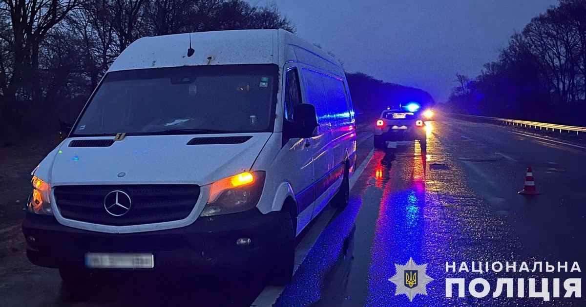 На Львівщині мікроавтобус збив пішохода: потерпілого госпіталізовано у реанімацію
