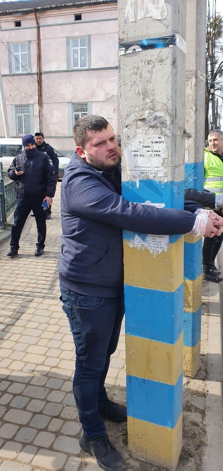 У Мостиськах чоловіків, які «вирішували» чергу на кордоні, прив’язали до стовпів сорому