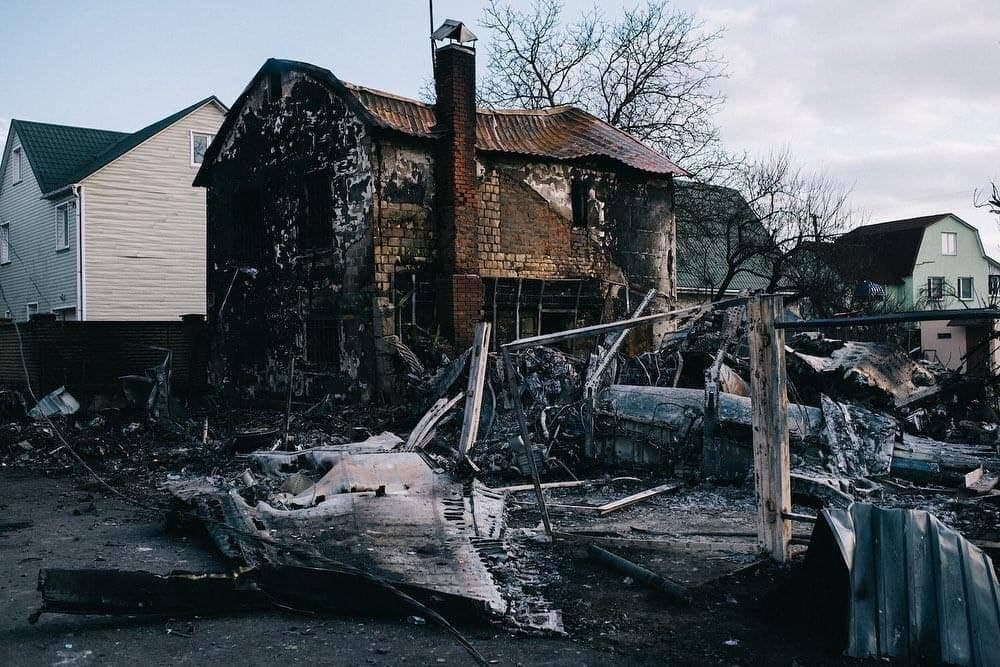 У Києві на будинок впав ворожий Су-27. Пілот загинув