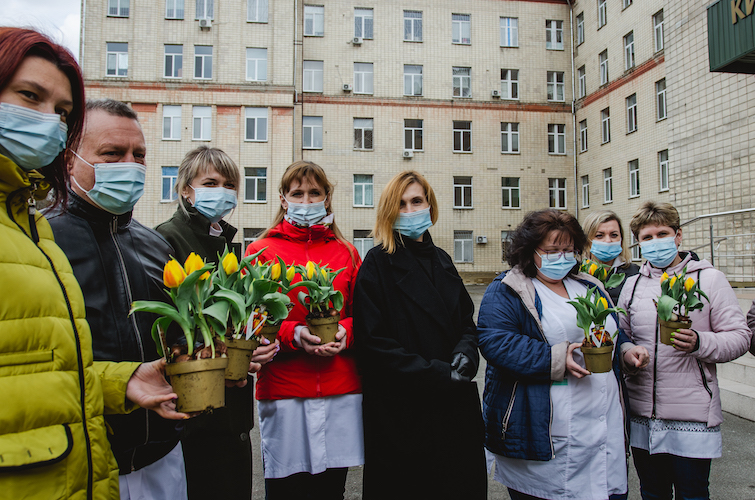 Посол Нідерландів подарував 600 горщиків з тюльпанами українським лікарям