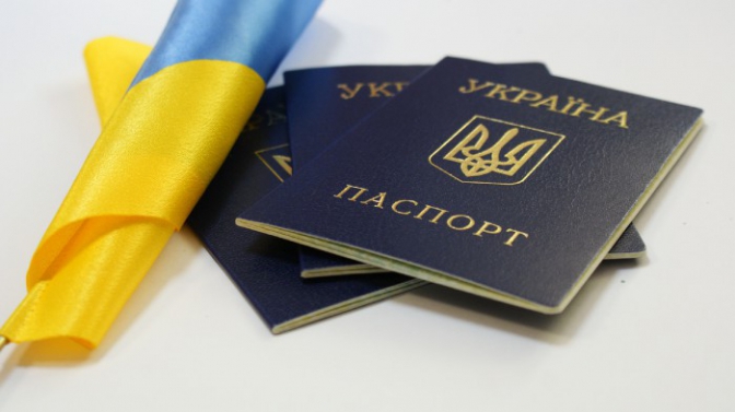Раді рекомендують вивести паспорти-книжечки з обігу