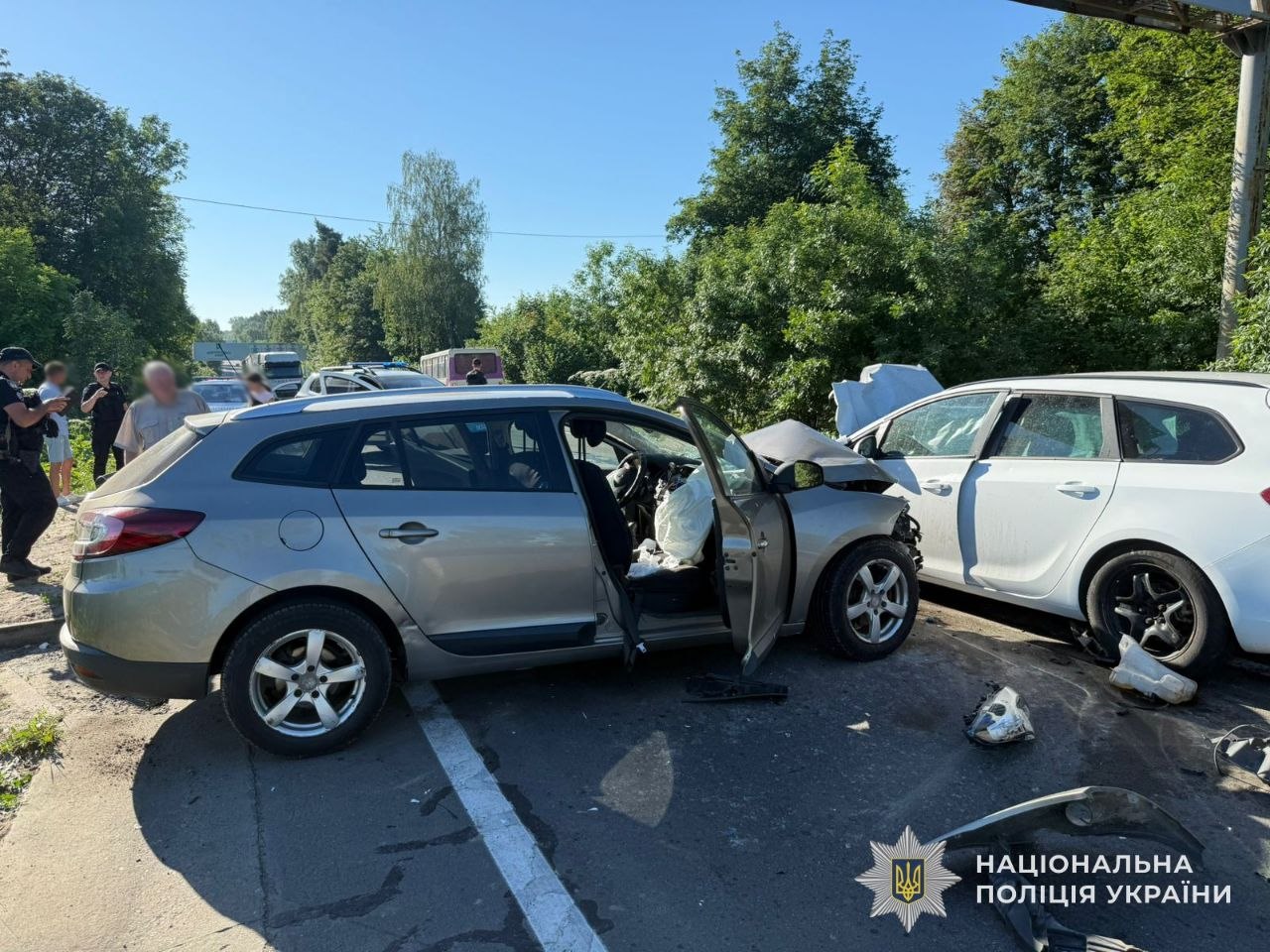 Лобова автотроща: у поліції повідомили нові деталі аварії на Львівщині (фото)