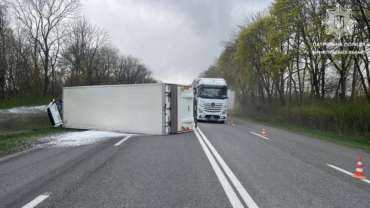 На трасі перекинулася фура, яка їхала зі Львова до Тернополя