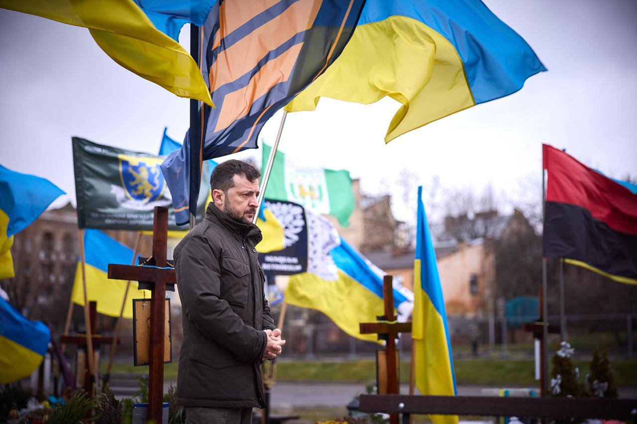 Зеленський у Львові вшанував памʼять полеглих воїнів на Личаківському кладовищі
