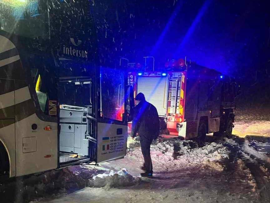 На Львівщині рятувальники визволили автобус із дітьми зі снігової пастки