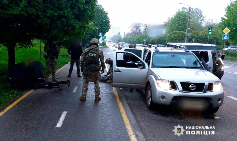 На Прикарпатті бандюки, вбравшись у військову форму, відібрали в підприємця 8 млн грн