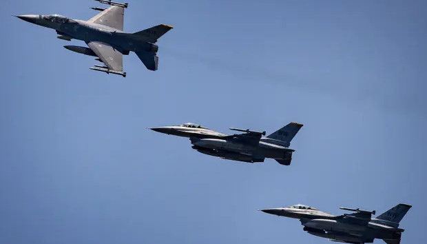 У Повітряних силах відповіли, чи є жінки серед українських пілотів, які навчаються на F-16