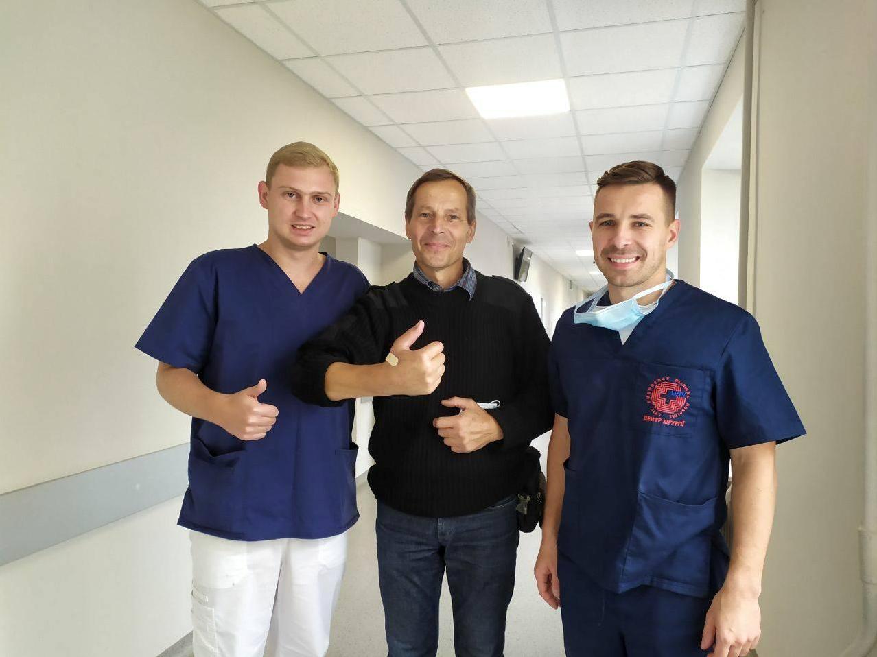 У Львові медики врятували 53-річному чоловіку палець, який він пошкодив під час ремонту покрівлі