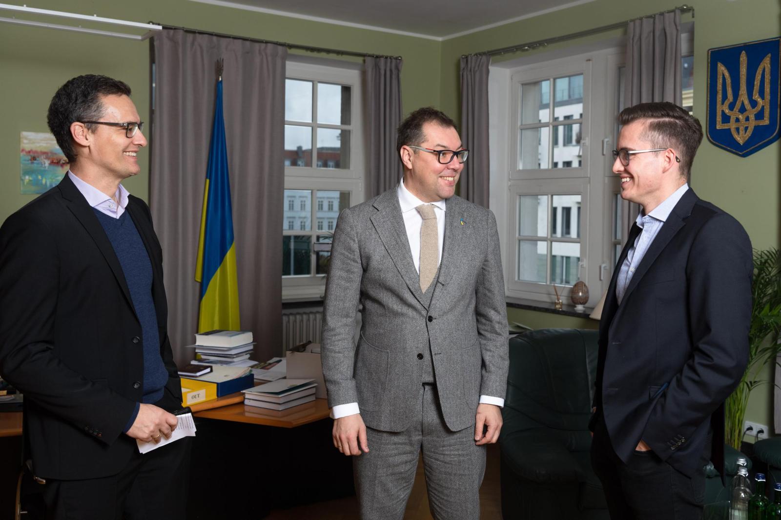 Німеччина пообіцяла Україні більше зброї