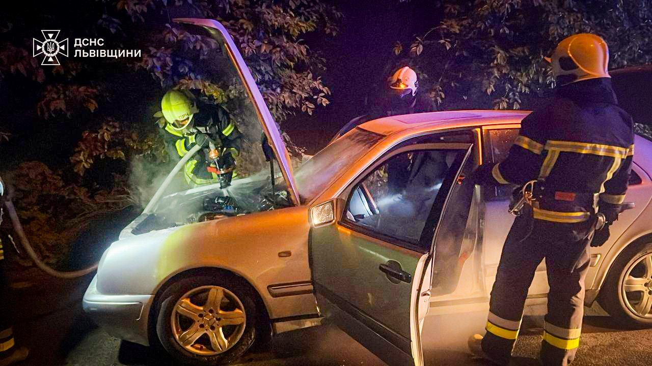 На Львівщині горів автомобіль «Mercedes-Benz» (фото)