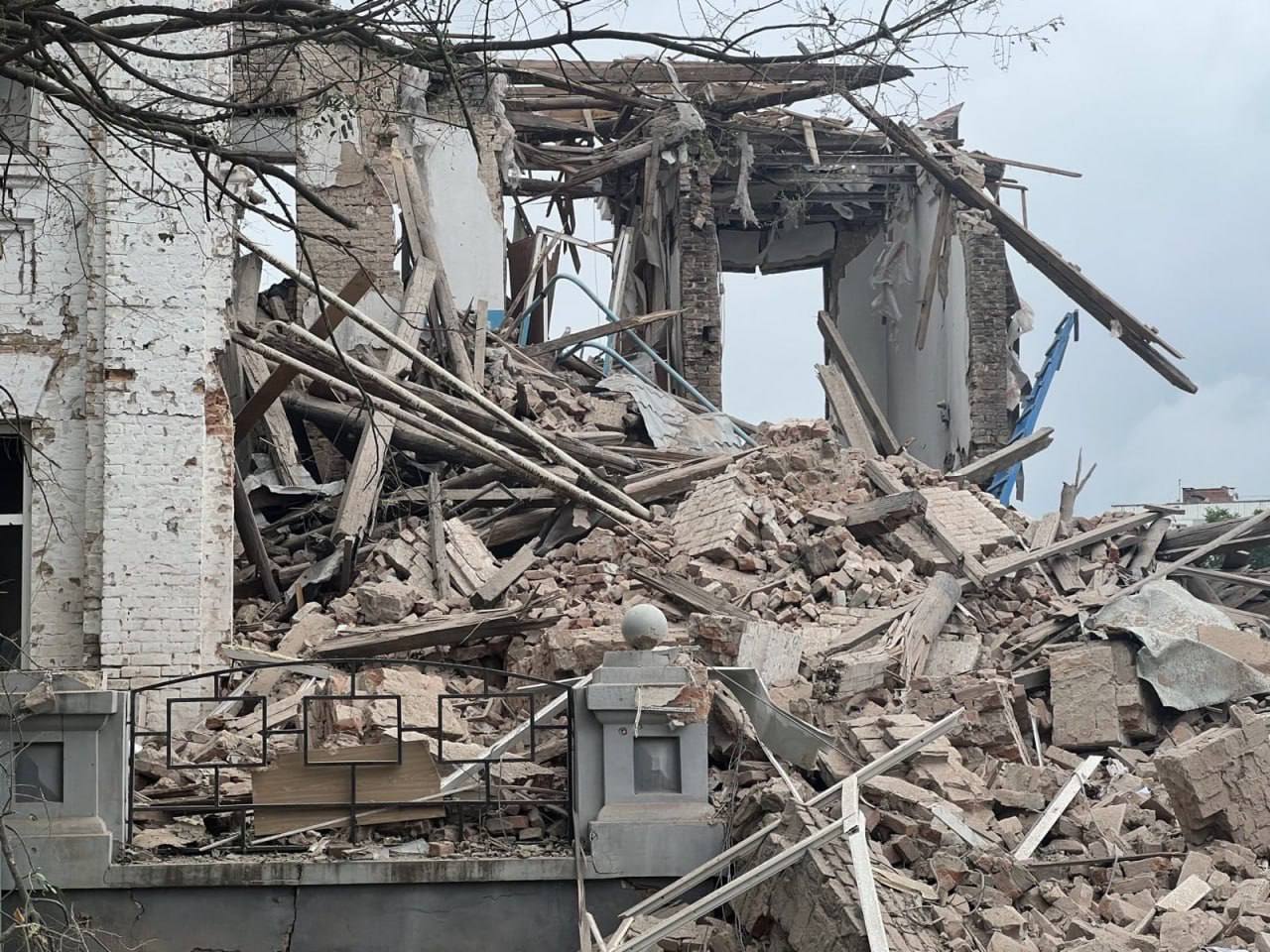 Росіяни вдарили керованою авіабомбою по Оріхову, коли там видавали гумдопомогу. Оновлено (від 09:21)