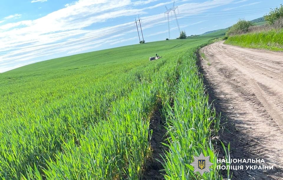 На Рівненщині посеред поля знайшли мертвого мотоцикліста: Що сталося