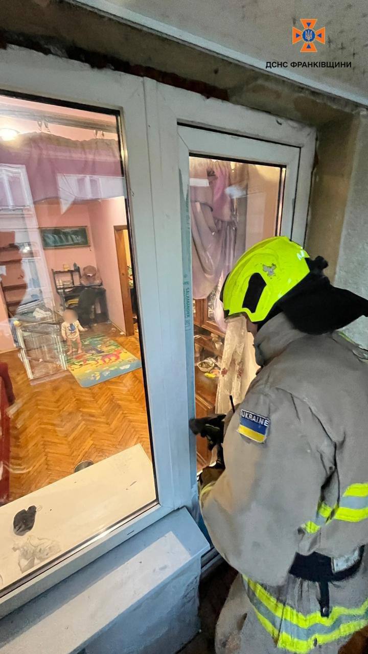 Зачинилися на балконі, а дитина сама в квартирі. На Івано-Франківщині рятувальники допомогли батькам